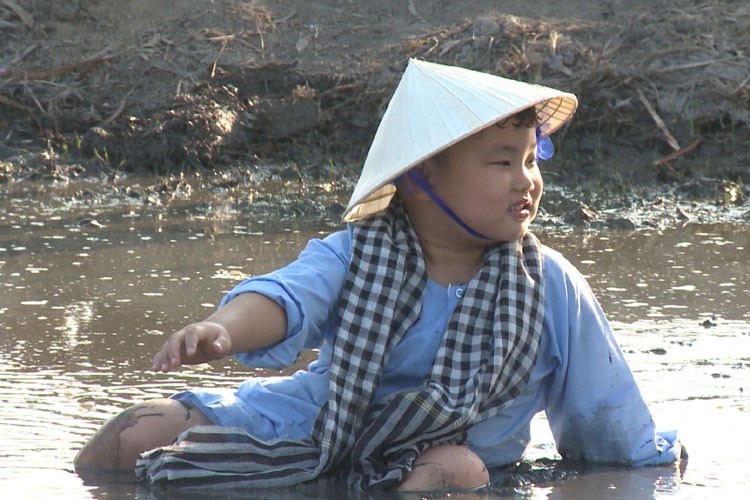 Thu vi Xuan Bac Minh Khang dua con di bua gieo ma-Hinh-3